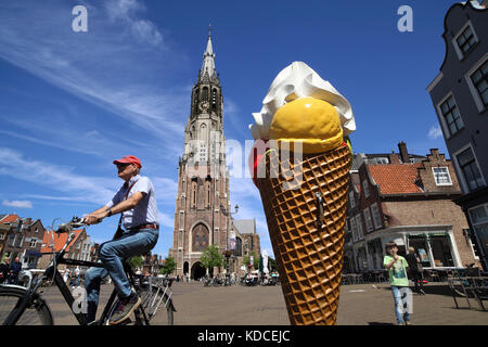 Ein riesiger Replik eines Eis Zwerge die 108 Meter hohe Neue Kirche in Delft Marktplatz, Südholland. Stockfoto
