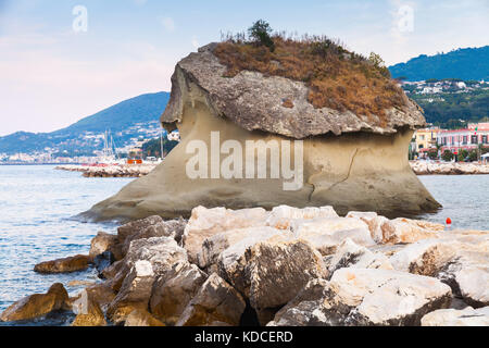 Berühmten pilzförmiger Felsen Il Fungo. Lacco Ameno Kurort, Insel Ischia, Italien Stockfoto