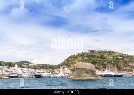 Küstenlandschaft der Insel Ischia, Italien. Lacco Ameno Port mit natürlichen Sehenswürdigkeiten Il Fungo, pilzförmiger Felsen Stockfoto