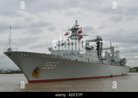 Svitzer Tug unterstützen Abreise der Chinesischen Marine Auffüllung Schiff PLAN Gaoyouhu AOR 966 von der King George V-Lock in Londons Royal Docks Stockfoto