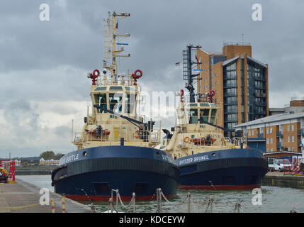 Svitzer Tug unterstützen Abreise der Chinesischen Marine Auffüllung Schiff PLAN Gaoyouhu AOR 966 von der King George V-Lock in Londons Royal Docks Stockfoto