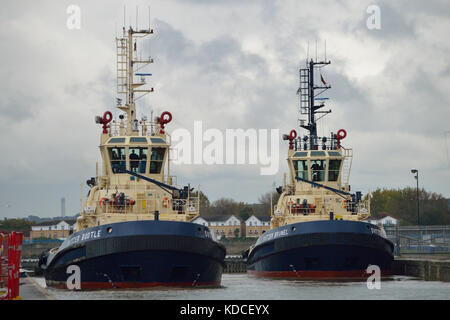 Svitzer Tug unterstützen Abreise der Chinesischen Marine Auffüllung Schiff PLAN Gaoyouhu AOR 966 von der King George V-Lock in Londons Royal Docks Stockfoto