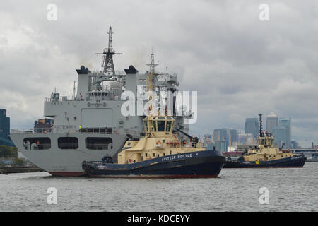 Svitzer Tug unterstützen Abreise der Chinesischen Marine Auffüllung Schiff PLAN Gaoyouhu AOR 966 von der King George V-Lock in Londons Royal Docks Stockfoto