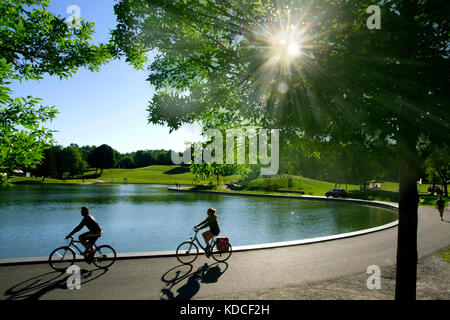 Montreal, Kanada, 2. Juli 2016. Radfahrer fahren um den Beaver Lake auf dem Mount-Royal Mountain. Quelle: Mario Beauregard/Alamy Live News Stockfoto
