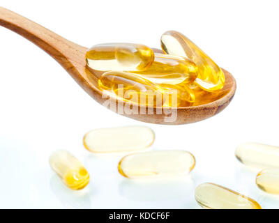 Esslöffel gel Kapseln Omega 3. Schließen Sie die Kapseln Fischöl in der Löffel aus Holz. die Ergänzung hoher Vitamin E, Omega 3 und dha. Kapseln Fischöl wi Stockfoto