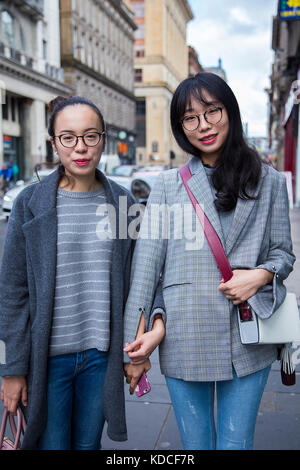 Zwei stilvolle Touristen durch die Straßen von Glasgow Stockfoto
