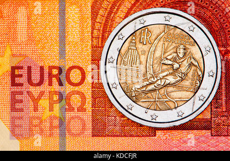 Italienische 2-Euro-Münze auf einem 10-Euro-Schein: Olympische Winterspiele Turin, Turin 2006 Stockfoto