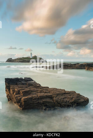 Pastell Sonnenuntergang über Godrevy Leuchtturm und eine schöne Cornish Meer Stockfoto