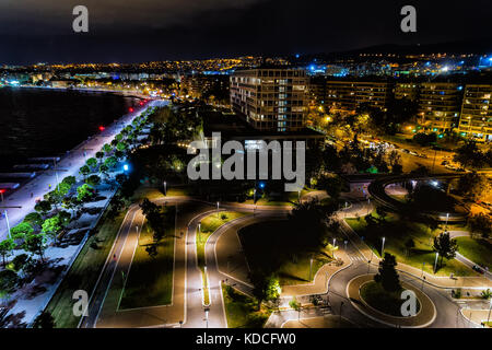 Luftbild der neuen Park und das Hafenviertel der Stadt bei Nacht in Thessaloniki, Griechenland Stockfoto