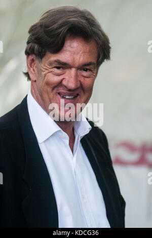 Robert mccrum besucht einen Fotoauftrag während des Edinburgh International Book Festival im August 2017 in Edinburgh, Schottland. Stockfoto