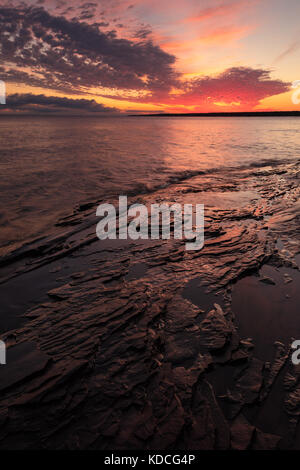 Ein dramatischer Sonnenaufgang über Lake Superior in Union bay Campingplatz in das Stachelschwein Mountain Wilderness Area Stockfoto