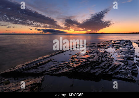 Ein dramatischer Sonnenaufgang über Lake Superior in Union bay Campingplatz in das Stachelschwein Mountain Wilderness Area Stockfoto