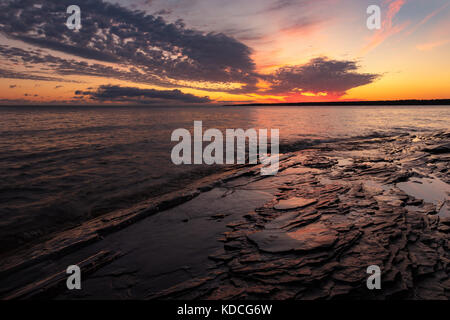 Ein dramatischer Sonnenaufgang über Lake Superior in Union bay Campingplatz in das Stachelschwein Mountain Wilderness Area Stockfoto