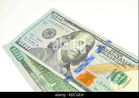 Die Stückelung von einhundert Dollar auf weißem Hintergrund. Stockfoto