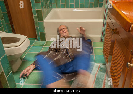 Ältere Menschen in seinem Badezimmer fallen Stockfoto