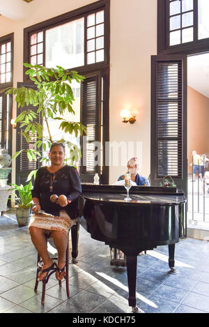 Sänger und Pianist im Hotel Ambos Mundos Havanna Stockfoto