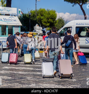 Die Reisenden rush das nächste Schiff zu fangen. Stockfoto