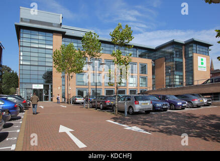 Außenansicht des Bürogebäudes von Basepoint in Camberley, Surrey, Großbritannien. Ein neu erbauter Block, der mehrere kleine Unternehmen mit Büroflächen versorgt. Stockfoto