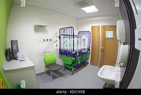 Fischaugenaufnahme eines Behandlungsraums in einer neuen pädiatrischen Abteilung in einem Krankenhaus in East London, Großbritannien. Zeigt ein Kinderbettchen für kleine Kinder. Stockfoto