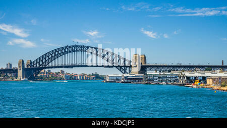 Australien, New South Wales, Sydney Hafen, Port Jackson, mit Blick auf die Sydney Harbour Bridge und der Walsh Bay Finger Kaianlagen Stockfoto