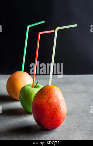 Gesamten organischen reife Früchte tropische mango Apfel Grapefruit mit Trinkhalme frische, natürliche Säfte gesunde Ernährung Cleansing Detox Frühling Sommer gestaltet. Stockfoto
