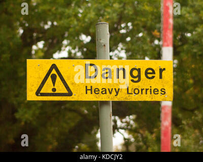 Gelbes Rechteck Schild auf Pole gefahren schwere Lkws, Essex, England, Großbritannien Stockfoto