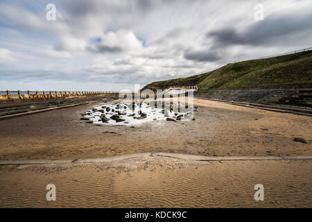 Tagsüber lange Exposition von tynemouth Außenpool in North Tyneside unter Renovierung Stockfoto