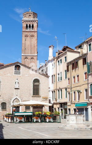 Campo San Toma, San Polo, Venedig, Venetien, Italien mit einem alten Brunnen, Open air Restaurant oder Trattoria und Kirche San Toma. Im Hintergrund ist. Stockfoto