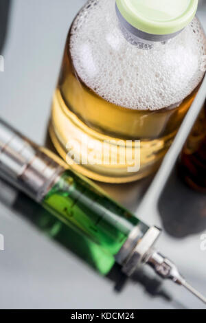 Mehrere Durchstechflaschen und Spritze in Labor, konzeptionelle Bild Stockfoto