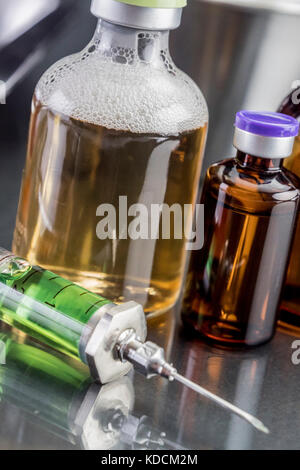 Mehrere Durchstechflaschen und Spritze in Labor, konzeptionelle Bild Stockfoto