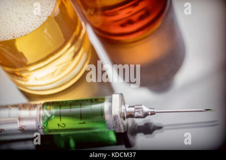 Mehrere Durchstechflaschen und Spritze in Labor, konzeptionelle Bild Stockfoto