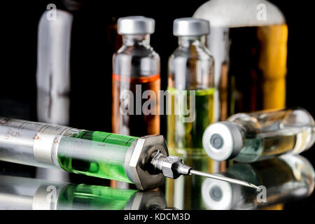 Mehrere Durchstechflaschen und Spritze in Labor, konzeptionelle Bild Stockfoto