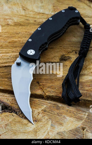 Messer für militärische und taktischen Aufgaben. Messer mit schwarzem Armband. Vertikale erschossen. Stockfoto