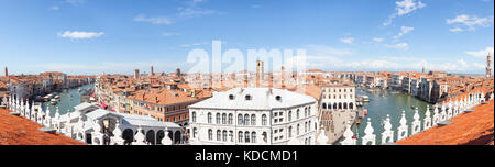 Antenne geheftete Panorama Dachterrasse mit Blick auf den Canal Grande und Venedig, Italien mit der Oberseite der Rialto Brücke und Rialto Mercato im Vordergrund. Stockfoto