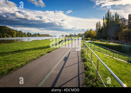 Ufer des Flusses Vah in Piestany (Slowakei) - Bike route Stockfoto