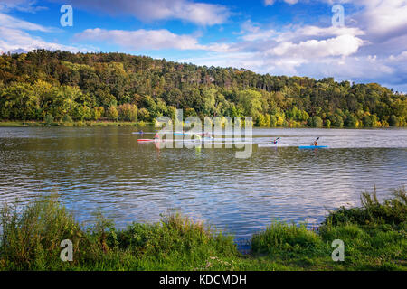 Ufer des Flusses Vah in Piestany (Slowakei) - KAYAKER Training Stockfoto