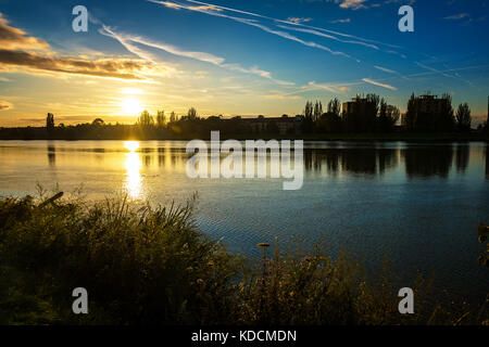 Herbst Sonnenuntergang am Ufer des Flusses Vah in Piestany (Slowakei) Stockfoto