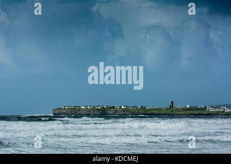 Ansicht der stürmischen Meer und Wolken zu Liscannor von Lahinch Beach in der Grafschaft Clare an der Atlantischen Westküste Irlands Stockfoto