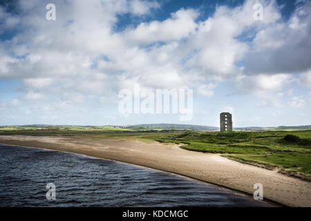 Querformat Teig Schloss im Schloss Golfkurs auf der Inagh Flußmündung entlang der wilden Atlantik, in der Nähe von Lahinch in der Grafschaft Clare, Irland Stockfoto