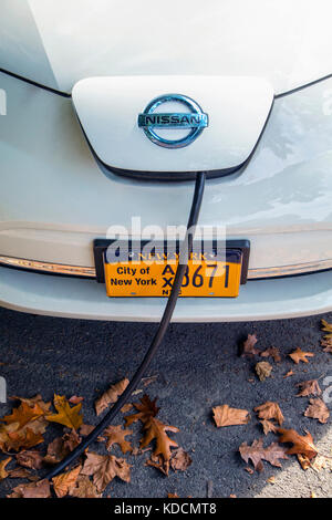 Nahaufnahme eines Elektroautos Aufladen der Batterie im Central Park in New York City Stockfoto