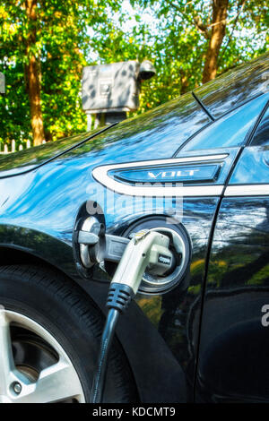 Nahaufnahme eines Elektroautos Aufladen der Batterie im Central Park in New York City Stockfoto