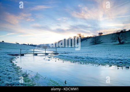 Der Fluss an ebble Fifield bavant in wiltshire an einem frostigen Morgen. Stockfoto