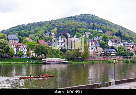 Neckar in Heidelberg, Baden-Württemberg, Deutschland. Philosophenweg im Hintergrund. Wolkiger Frühlingstag Stockfoto