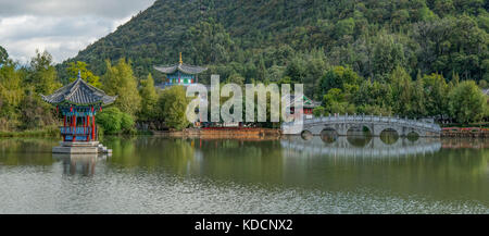 Fünf gewölbte Brücke Panorama, Pool des Schwarzen Drachens Park, Lijiang, Yunnan, China Stockfoto