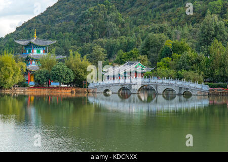 Fünf gewölbte Brücke, Black Dragon pool Park, Lijiang, Yunnan, China Stockfoto