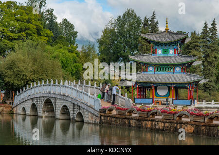 Jade Kaiser Pavillon, Pool des Schwarzen Drachens, Park, Lijiang, Yunnan, China Stockfoto