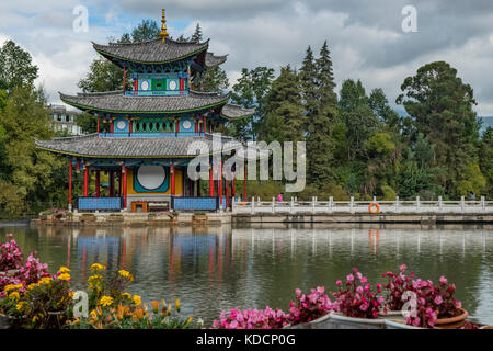 Jade Kaiser Pavillon, Pool des Schwarzen Drachens, Park, Lijiang, Yunnan, China Stockfoto