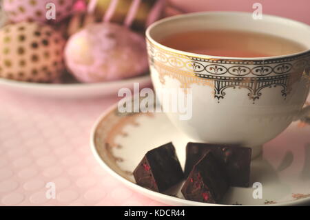 Dekoriert gold Ostereier mit Punkten und Streifen auf blush Pfirsich rosa Hintergrund. Styled lieferbar Bild mit kopieren. Ostern und Frühjahr Thema. Stockfoto