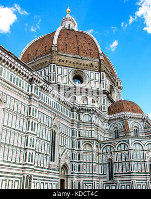 Auf der Suche oben an der Oberseite der historischen Basilika Il Duomo in Florenz, Italien Stockfoto