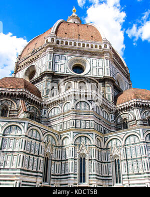 Auf der Suche oben an der Oberseite der historischen Basilika Il Duomo in Florenz, Italien Stockfoto